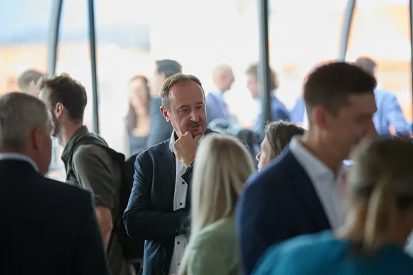 Besucher:innen einer Veranstaltung unterhalten sich