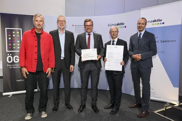 Ausgezeichnetes Projekt: Wohngebäude Lakeside, Seestadt aspern, 1220 Wien<br /> Fertigstellung, klimaaktiv BRONZE<br /><br />  Eigentümer:in: ERSTE Immobilien KAG<br /> Bauträger:in: Entwicklung Baufeld Omega GmbH<br /> Architektur: querkraft architekten zt gmbh<br /> Haustechnik: rhm GmbH<br /> Bauleitung: cetus Baudevelopment GmbH<br /> Bauphysik & klimaaktiv Consultant: Schöberl & Pöll GmbH