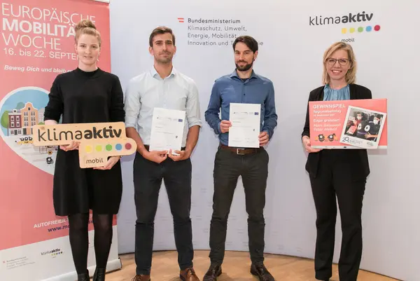 Im Bild: Marc Balzuweit und Peter Medvid (Gewinner Fotowettbewerb "Spot Edgar in der Regionalbahn" der Europäischen Mobilitätswoche), Klimaschutzministerin Leonore Gewessler)
