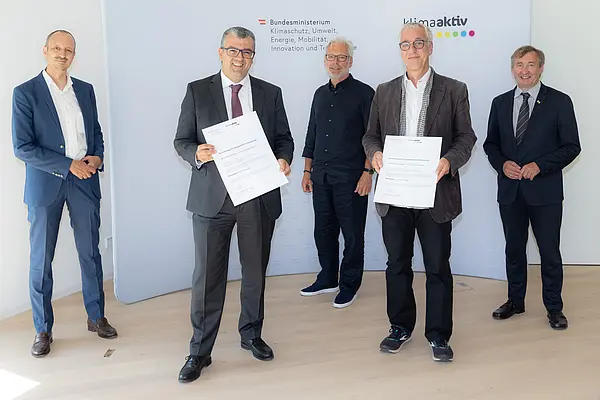 klimaaktiv Gold Auszeichnung für die Planung der Reihenhausanlagen 1 und 2 "In Kirchbergen Nord" in Wolkersdorf. Im Bild: Jürgen Schneider (Klimaschutzministerium), Ernst Halkort (KY Projektentwicklung), Manfred Staudinger (Architekt), Franz Gugerell (Gugerell KEG), Herbert Greisberger (enu)