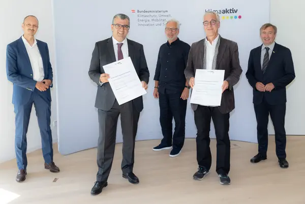 klimaaktiv Gold Auszeichnung für die Planung der Reihenhausanlagen 1 und 2 "In Kirchbergen Nord" in Wolkersdorf. Im Bild: Jürgen Schneider (Klimaschutzministerium), Ernst Halkort (KY Projektentwicklung), Manfred Staudinger (Architekt), Franz Gugerell (Gugerell KEG), Herbert Greisberger (enu)