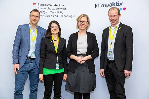 Auszeichnung von Vertreter:innen effizienter Biomasseheizwerke durch BM Gewessler