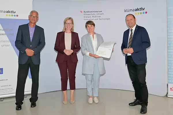 Im Bild: Klimaschutzministerin Leonore Gewessler, LHStv. Josef Geisler, Josef Burtscher (Energieinstitut Vorarlberg), Vizebürgermeisterin Angelika Moosbrugger (Gemeinde Wolfurt)