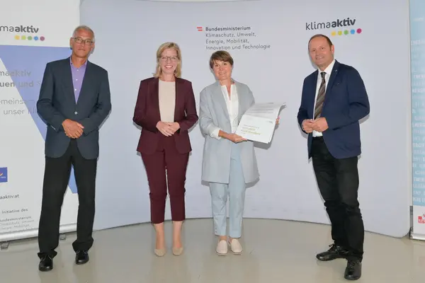 Im Bild: Klimaschutzministerin Leonore Gewessler, LHStv. Josef Geisler, Josef Burtscher (Energieinstitut Vorarlberg), Vizebürgermeisterin Angelika Moosbrugger (Gemeinde Wolfurt)