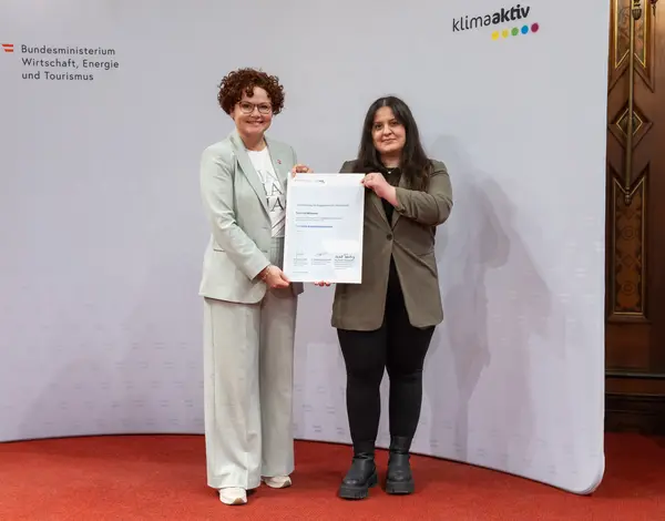 Menschen auf einer Bühne bei einer Veranstaltung