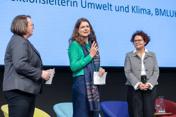 Personen auf einer Bühne