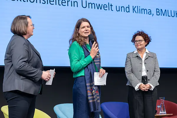 Personen auf einer Bühne