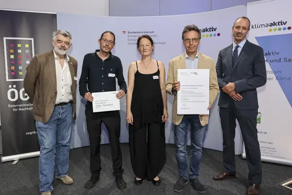 Ausgezeichnetes Projekt: Terra Mater Factual Studios GmbH, 1130 Wien<br /> Fertigstellung, 756 von 1000 klimaaktiv Punkten, klimaaktiv SILBER<br /><br /> Bauherrschaft: Terra Mater Factual Studios GmbH<br /> Architektur: Berger+Parkkinen Architekten ZT GmbH<br /> Bauphysik: IC consulenten ZT GmbH<br /> Haustechnik: TB Obkircher OG<br /> klimaaktiv Consultant: IB0 – Österreichisches Institut für Bauen und Ökologie GmbH<br />