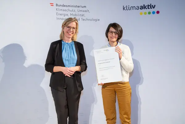 Im Bild: Klimaschutzministerin Leonore Gewessler und Sofia Lagopati (IPJ Ingenieurbüro P. Jung GmbH)