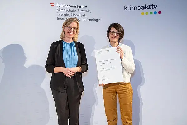 Im Bild: Klimaschutzministerin Leonore Gewessler und Sofia Lagopati (IPJ Ingenieurbüro P. Jung GmbH)