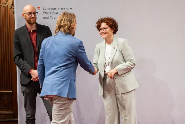 Menschen auf einer Bühne bei einer Veranstaltung