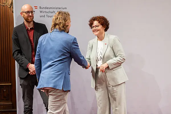 Menschen auf einer Bühne bei einer Veranstaltung