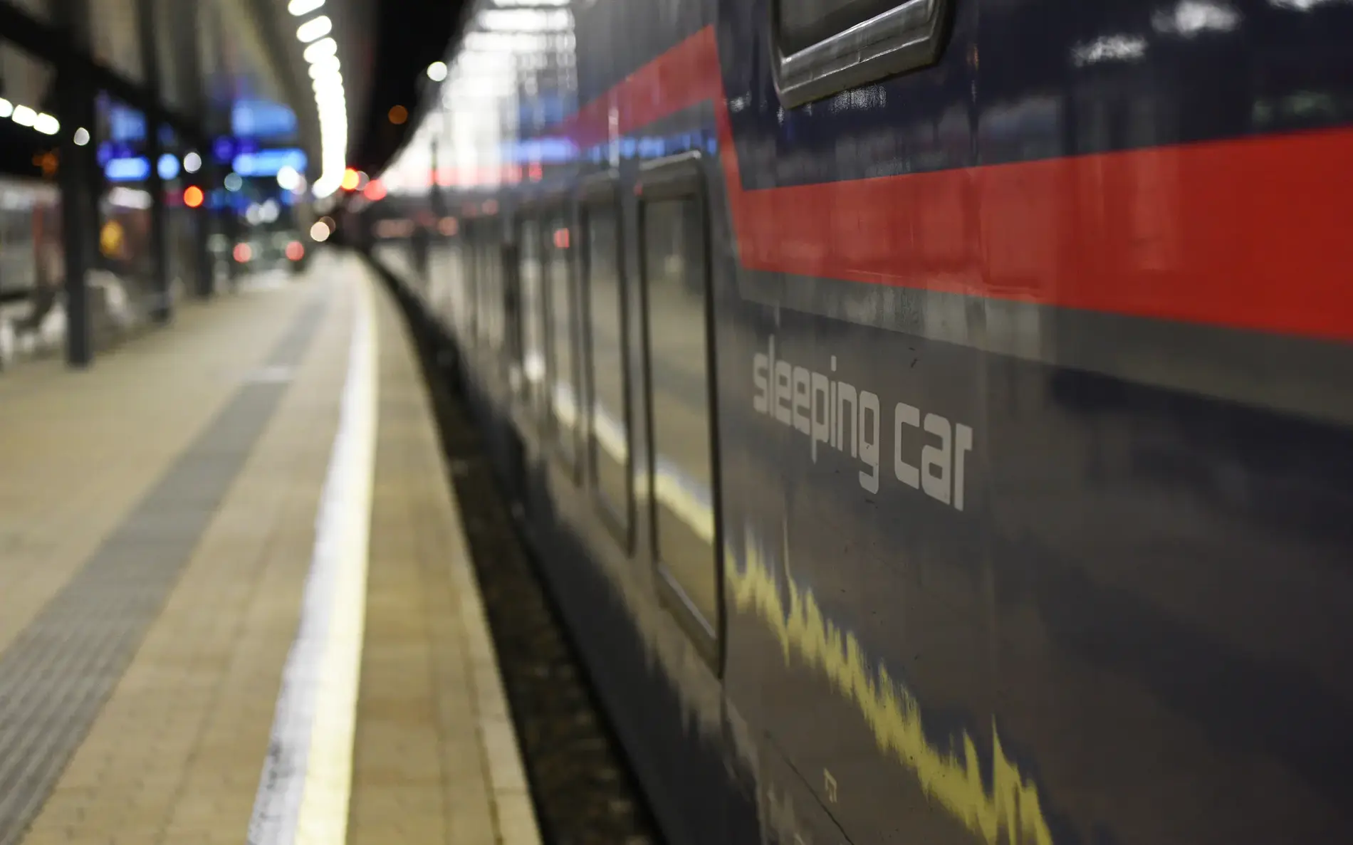 ÖBB Zug, Wagon "Dining Car" steht am Bahnsteig