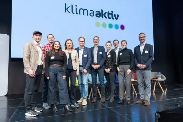 Gruppenfoto auf einer Bühne