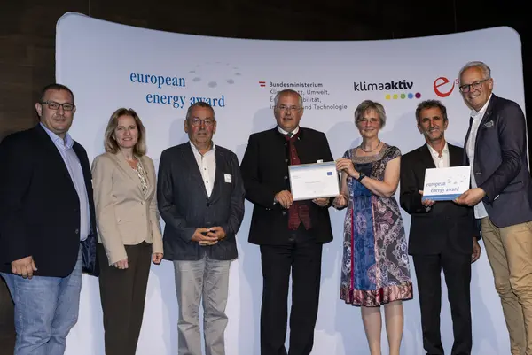 Bettina Bergauer (BMK), Helmut Strasser (e5 Österreich), Monika Panek (e5 Niederösterreich), Franz Dam (Bgm.), Thomas Stiedl, Franz Nefischer, Leopold Weinlinger (Vzbgm.)