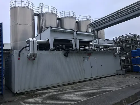 Auf dem Bild ist die Kühlwasserversorgungsanlage zu sehen.