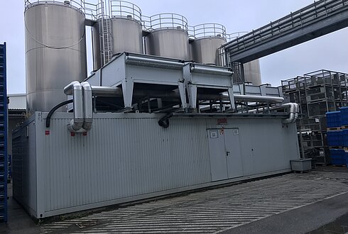 Auf dem Bild ist die Kühlwasserversorgungsanlage zu sehen.