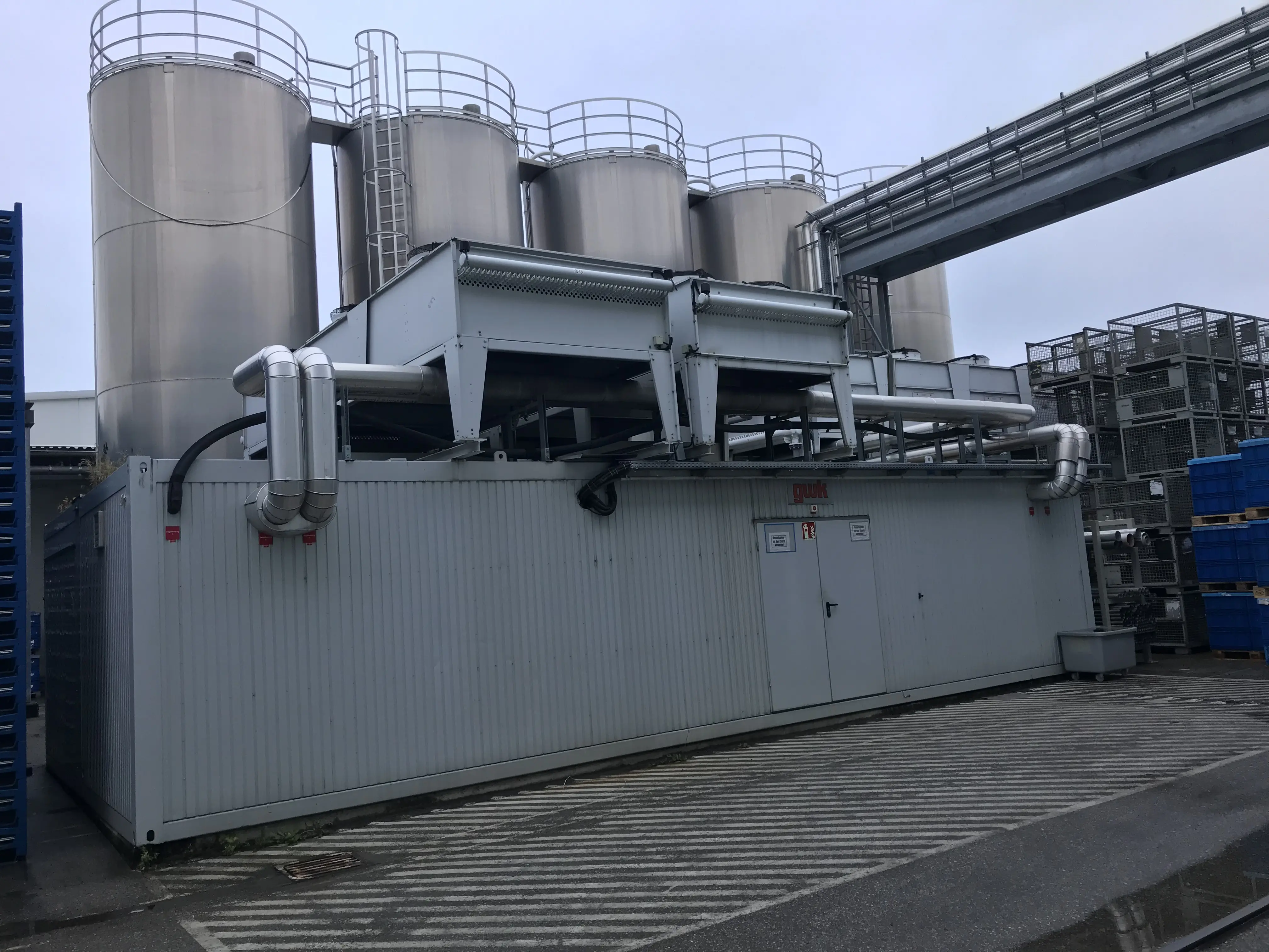 Auf dem Bild ist die Kühlwasserversorgungsanlage zu sehen.