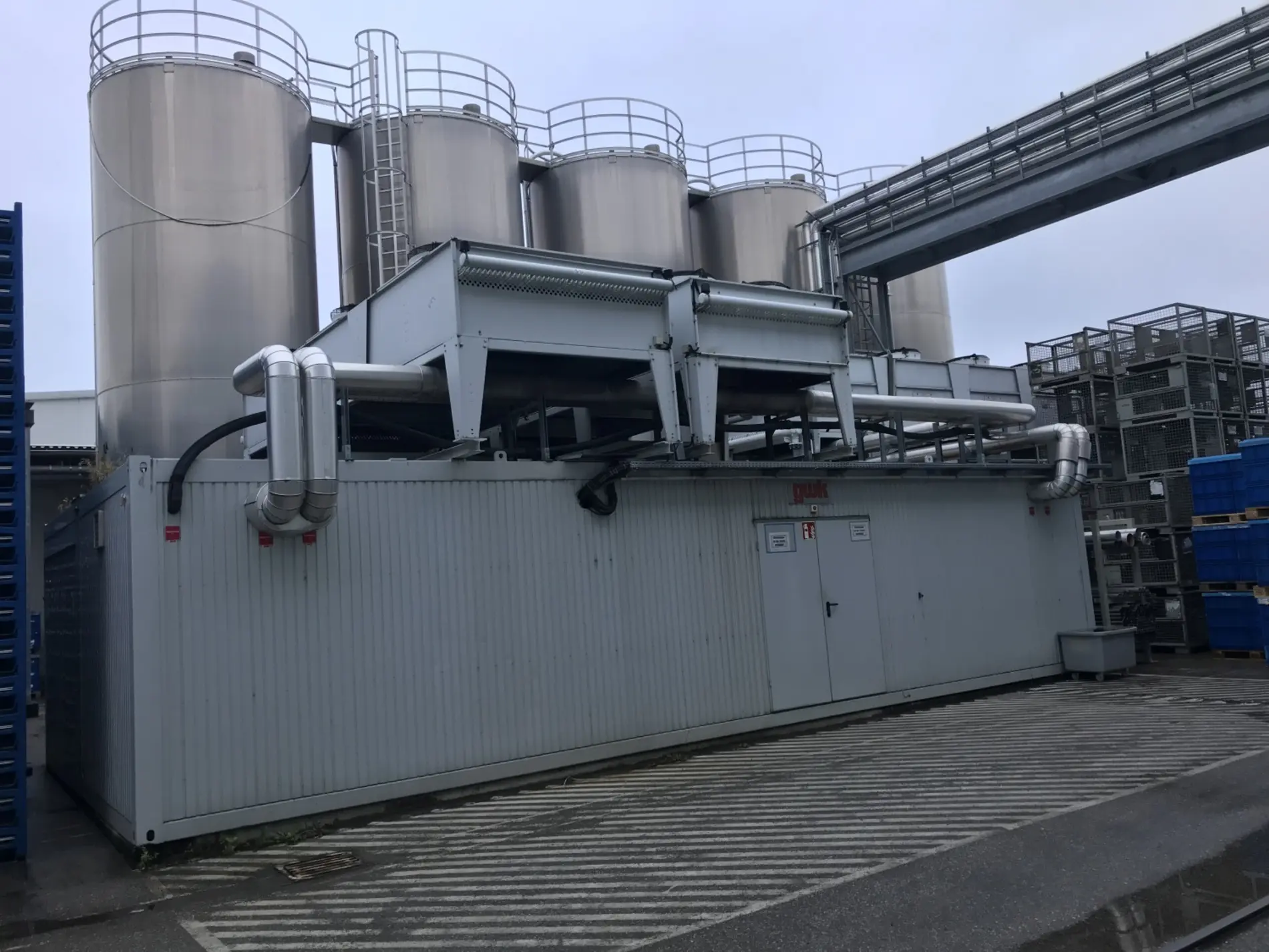 Auf dem Bild ist die Kühlwasserversorgungsanlage zu sehen.