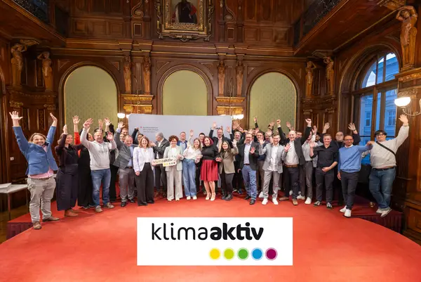 ein Gruppenfoto auf einer Bühne, Menschen mit Urkunden