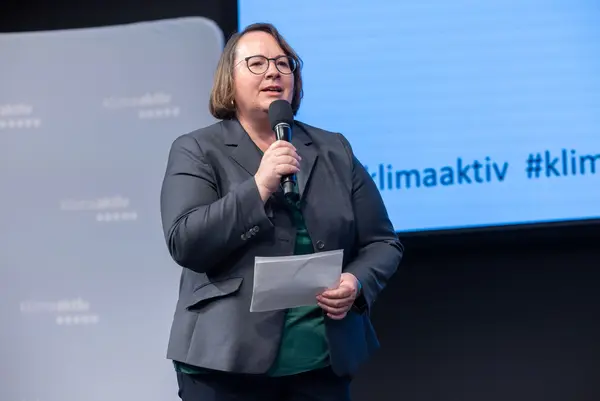 Personen auf einer Bühne