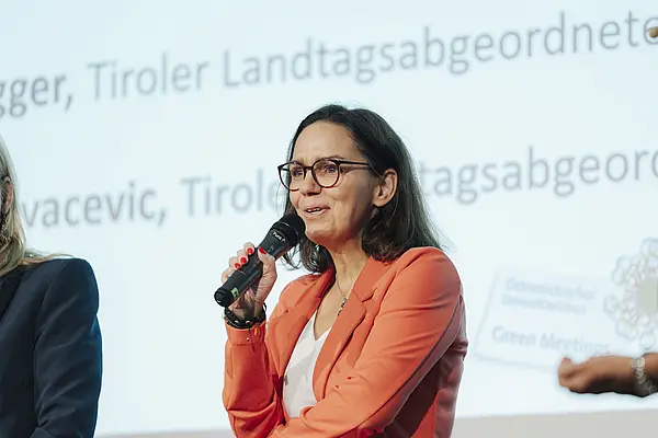 Frau mit Mikro auf der Bühne