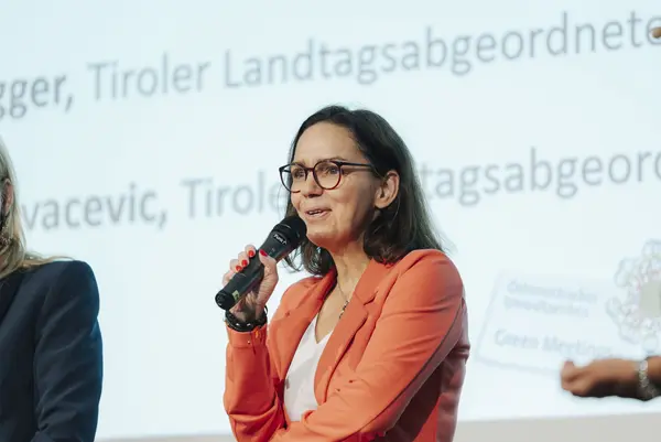 Frau mit Mikro auf der Bühne