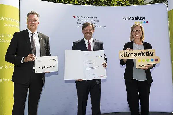 Die Technische Universität Graz wird für die Anschaffung von 200 Fahrrädern und fünf E-Fahrzeugen für Mitarbeiterinnen und Mitarbeiter sowie die Errichtung neuer Rad- und E-Ladeinfrastruktur ausgezeichnet. Im Bild: Sigfried Pabst gemeinsam mit FBM Leonore Gewessler und Alexander Klacska, Obmann der Bundessparte Transport und Verkehr der Wirtschaftskammer Österreich.