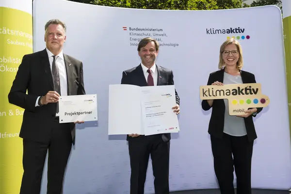 Die Technische Universität Graz wird für die Anschaffung von 200 Fahrrädern und fünf E-Fahrzeugen für Mitarbeiterinnen und Mitarbeiter sowie die Errichtung neuer Rad- und E-Ladeinfrastruktur ausgezeichnet. Im Bild: Sigfried Pabst gemeinsam mit FBM Leonore Gewessler und Alexander Klacska, Obmann der Bundessparte Transport und Verkehr der Wirtschaftskammer Österreich.