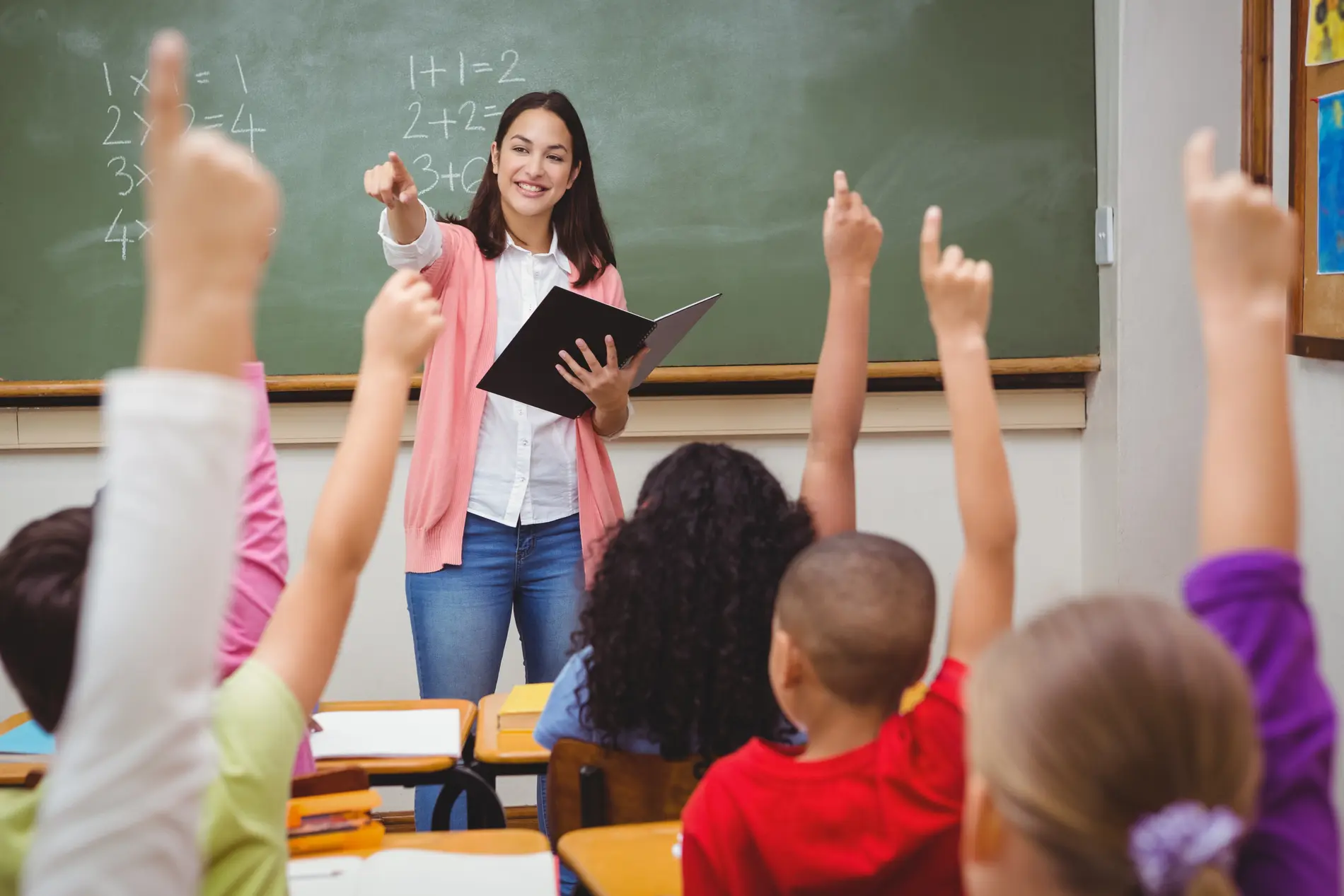 Lehrerin in Klassenzimmer