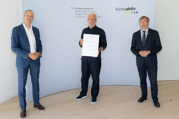 klimaaktiv Silber Auszeichnung für das Mehrfamilienhaus viertelhochzwei in Theresienfeld. Im Bild: Jürgen Schneider (Klimaschutzministerium), Franz Gugerell (Fachplanung), Herbert Greisberger (enu)