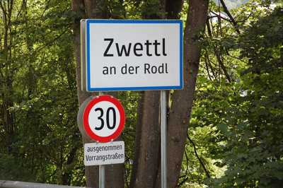 Ortsschild Marktgemeinde Zwettl an der Rodl, darunter das Schild für Tempo 30 mit roter Umrandung