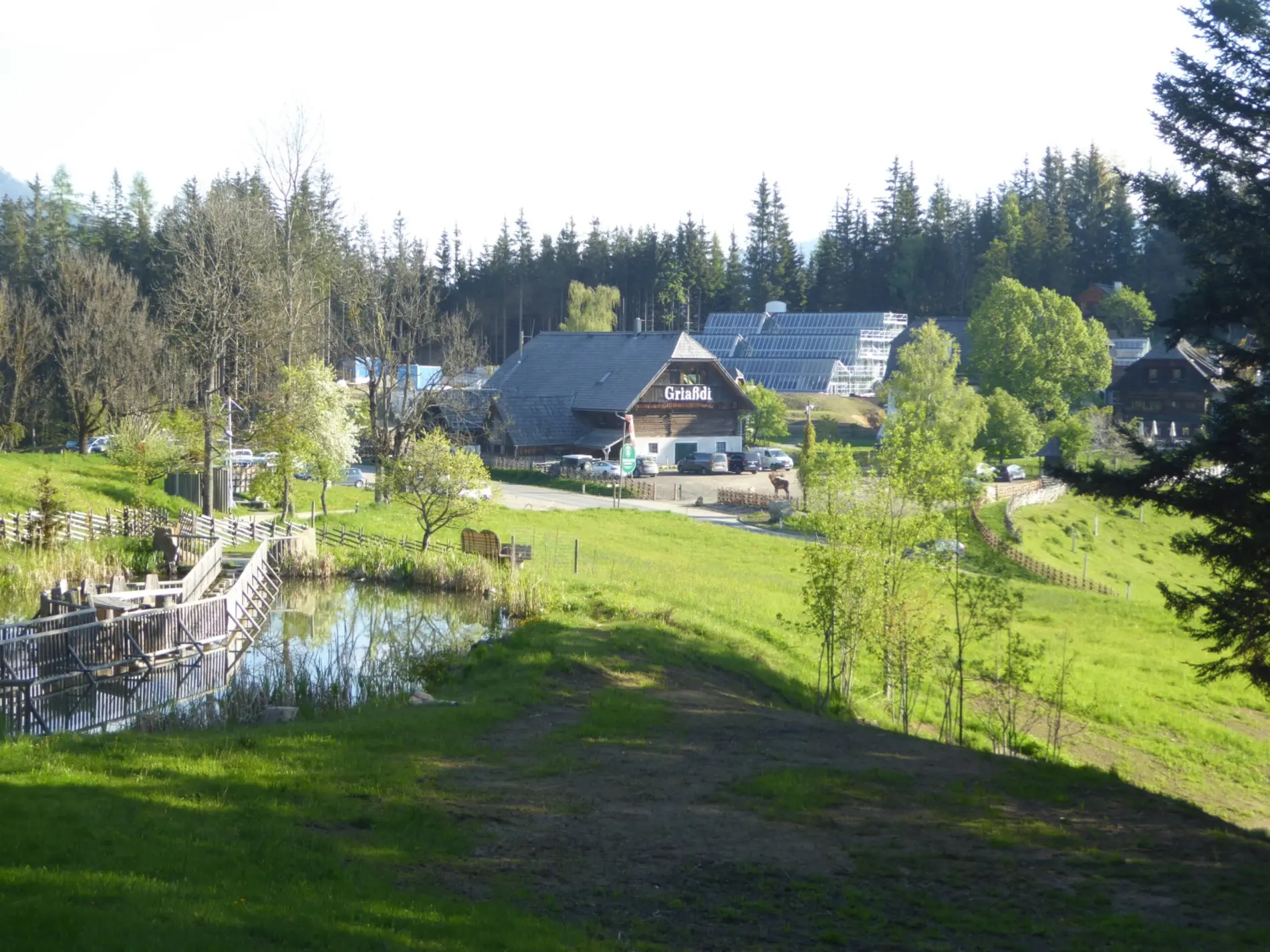Außenansicht des Restaurant in schönem Bergpanorama.