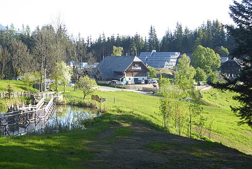 Außenansicht des Restaurant in schönem Bergpanorama.