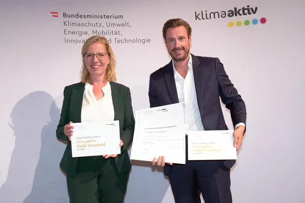 Im Bild: Klimaschutzministerin Leonore Gewessler, Marc Brabant (Puaschitz Immo)
