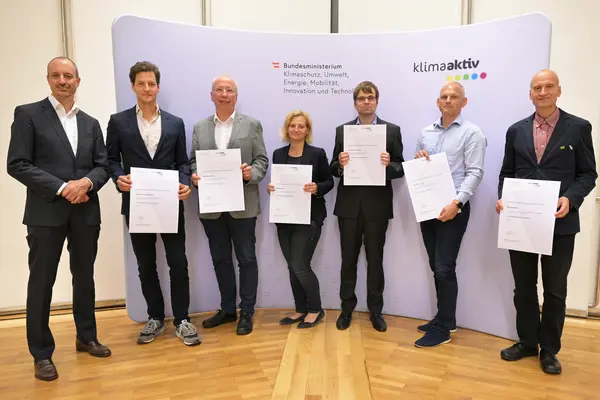 Im Bild von links nach rechts: Sektionschef Jürgen Schneider, Lukas Clementschitsch, Thomas Belazzi, Mikolt Piller, Christian Schwager, Gerald Pernkopf, Peter Haftne