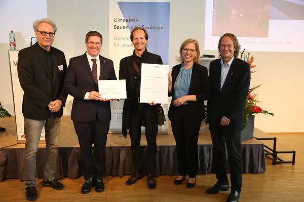 Im Bild v.l.n.r.: Herbert Leindecker (FH Wels, klimaaktiv Bauen und Sanieren), Bgm. Andreas Rabl (Stadt Wels), Klaus Lanzerstorfer (Harmach ZT GmbH), Klimaschutzministerin Leonore Gewessler, Adolf Daniel Merl (Daxner & Merl)