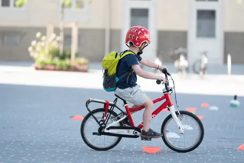 Kind auf Rad fährt Radparcour auf einem Platz
