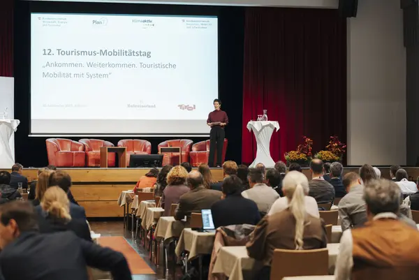 Konferenzsaal mit Gästen