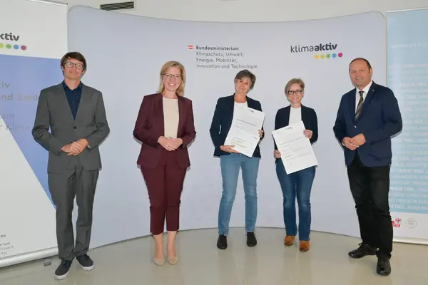 Im Bild: Klimaschutzministerin Leonore Gewessler, LHStv. Josef Geisler, DI Robert Taunmüller (Energie Tirol), Gabriele Butschek, DI Christina Krimbacher