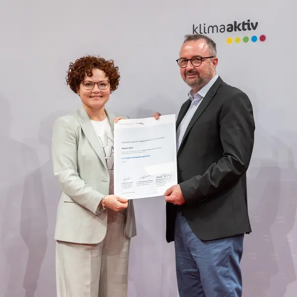 Menschen auf einer Bühne bei einer Veranstaltung