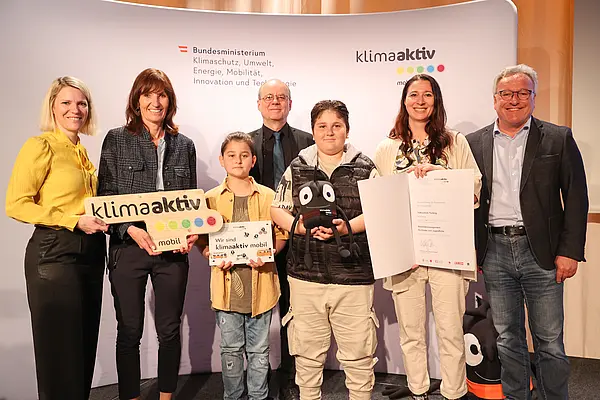 Sabine Pfleger-Mühlböck (Schulleitung), Michaela Mayr (Lehrerin/Klassenvorstand), Tobias, Sophie gemeinsam mit LH-Stv. Heinrich Schellhorn, Robert Thaler (BMK) und Postbus-Vorständin Silvia Kaupa-Götzl