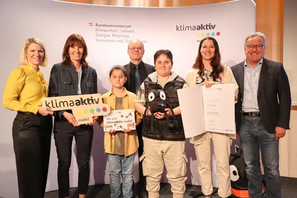 Sabine Pfleger-Mühlböck (Schulleitung), Michaela Mayr (Lehrerin/Klassenvorstand), Tobias, Sophie gemeinsam mit LH-Stv. Heinrich Schellhorn, Robert Thaler (BMK) und Postbus-Vorständin Silvia Kaupa-Götzl