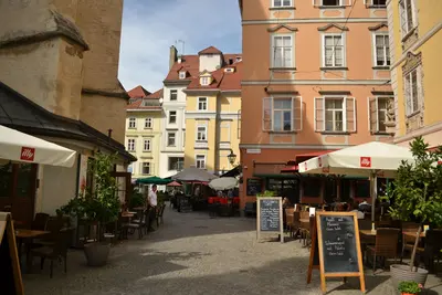 eine typische Grazer Gasse mit Cafes