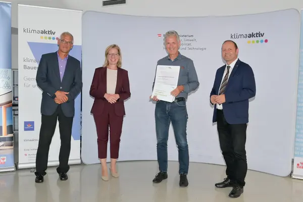 Im Bild: Klimaschutzministerin Leonore Gewessler, LHStv. Josef Geisler, Josef Burtscher (Energieinstitut Vorarlberg), Karl Torghele (SPEKTRUM Bauphysik & Bauökologie GmbH)