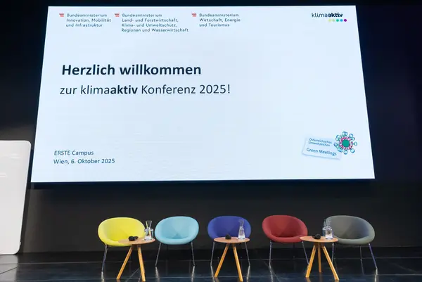 eine leere Bühne vor einer Veranstaltung