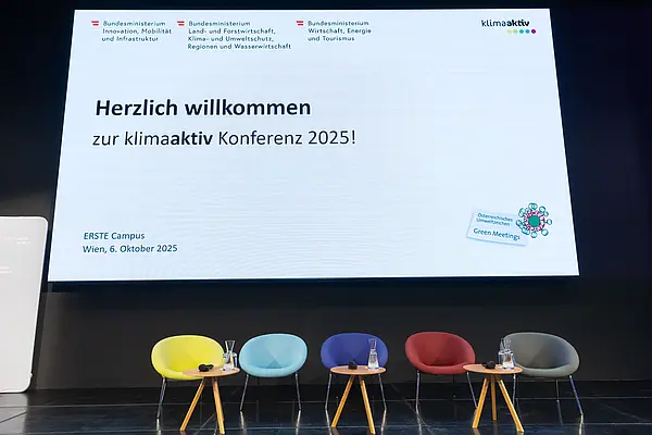 eine leere Bühne vor einer Veranstaltung