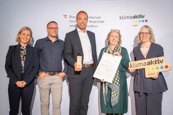 Am 23.9.2025 fand die Verleihung des Fußverkehrs-Awards von klimaaktiv mobil in Graz statt. Im Bild: Lucia Fuchs und Elisabeth Weiler (Landeshauptstadt Innsbruck), gemeinsam mit Sektionsleiterin Cornelia Breuß (BMIMI) und Stephanie Schwer (Österreichischer Städtebund)