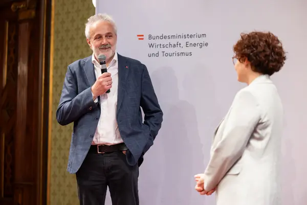 Menschen auf einer Bühne bei einer Veranstaltung