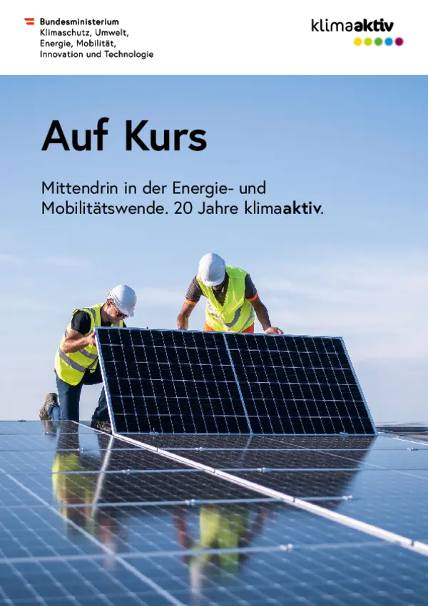 Cover Jahresbericht: "Auf Kurs". Zu sehen sind zwei Handwerker am Dach,die eine PV-Anlage installieren